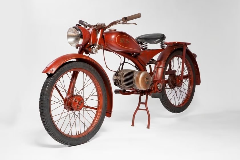 IMME R100 vintage motorcycle image 5 - German post-war innovation at GROM Museum