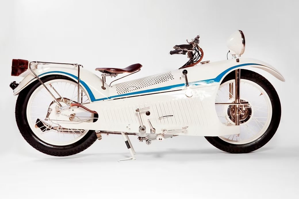 Majestic 350 1929 image 4 - French art-deco motorcycle masterpiece from GROM Museum Slovenia